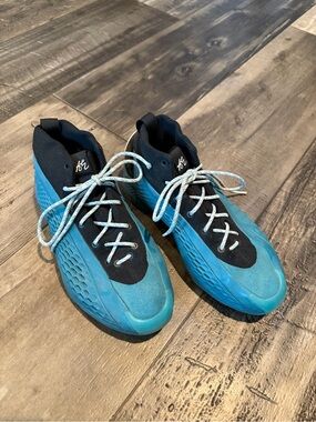 Athletic Sneakers in Teal and Black - Comfortable Lace-Up Shoes size 8.5